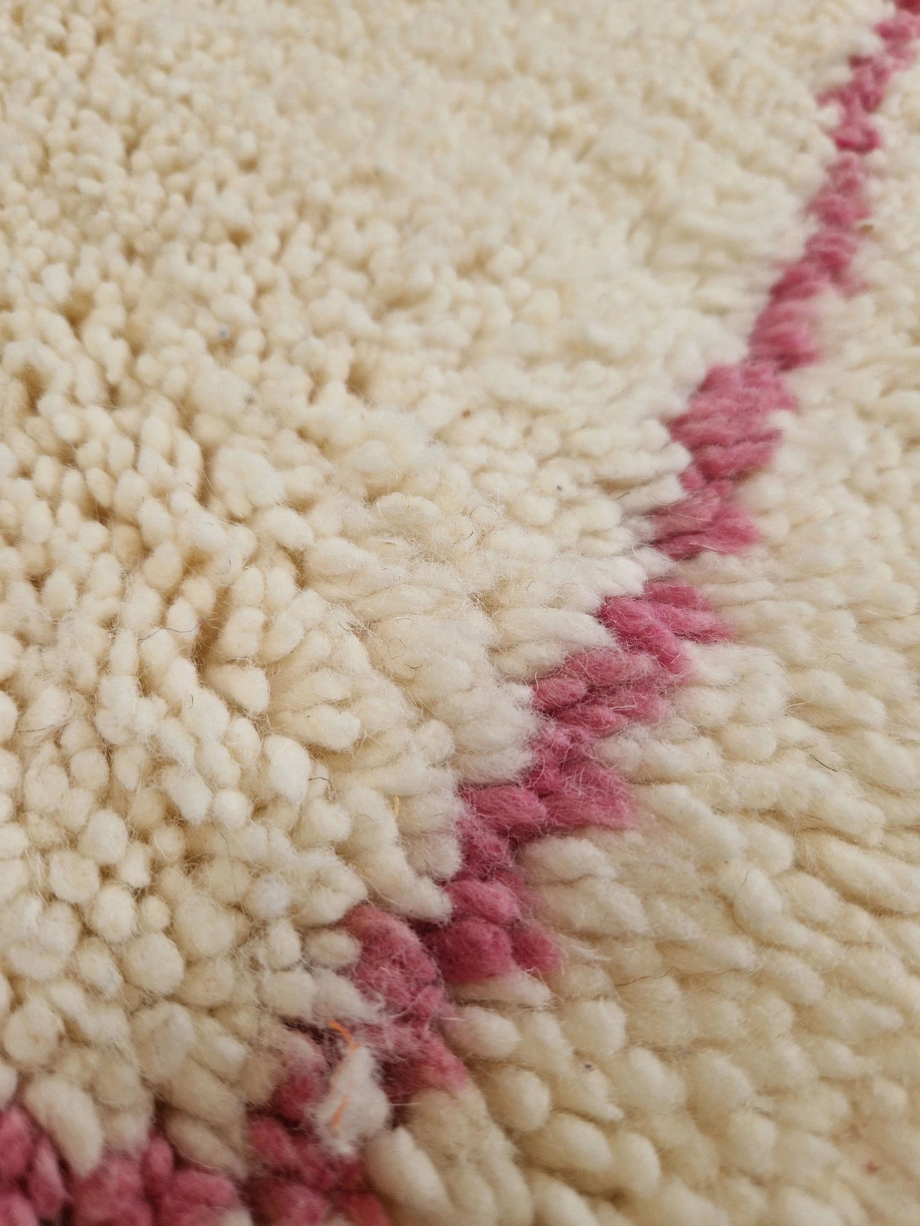Authentique tapis eni Ouarian, artisanat marocain de Taznakht, fait main en pure laine, au design moderne pour salon, chambre, bureau