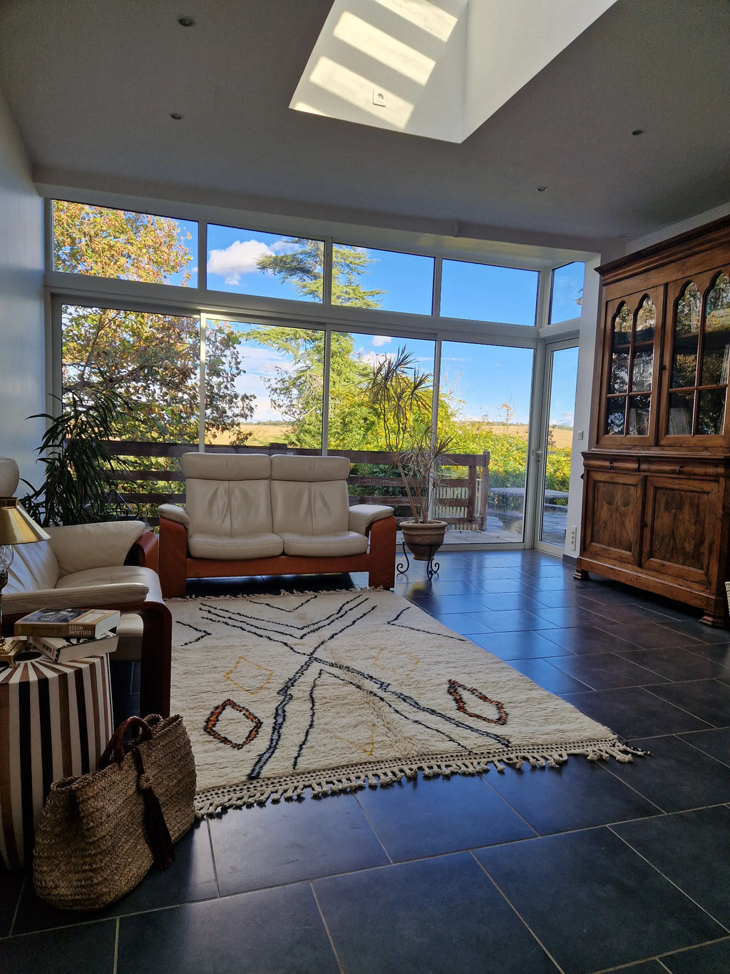 Tapis berbère beni ouarain en laine naturelle, tissé à la main au Maroc. Motifs colorés, douceur épaisse et charme artisanal. Pièce unique et chaleureuse.