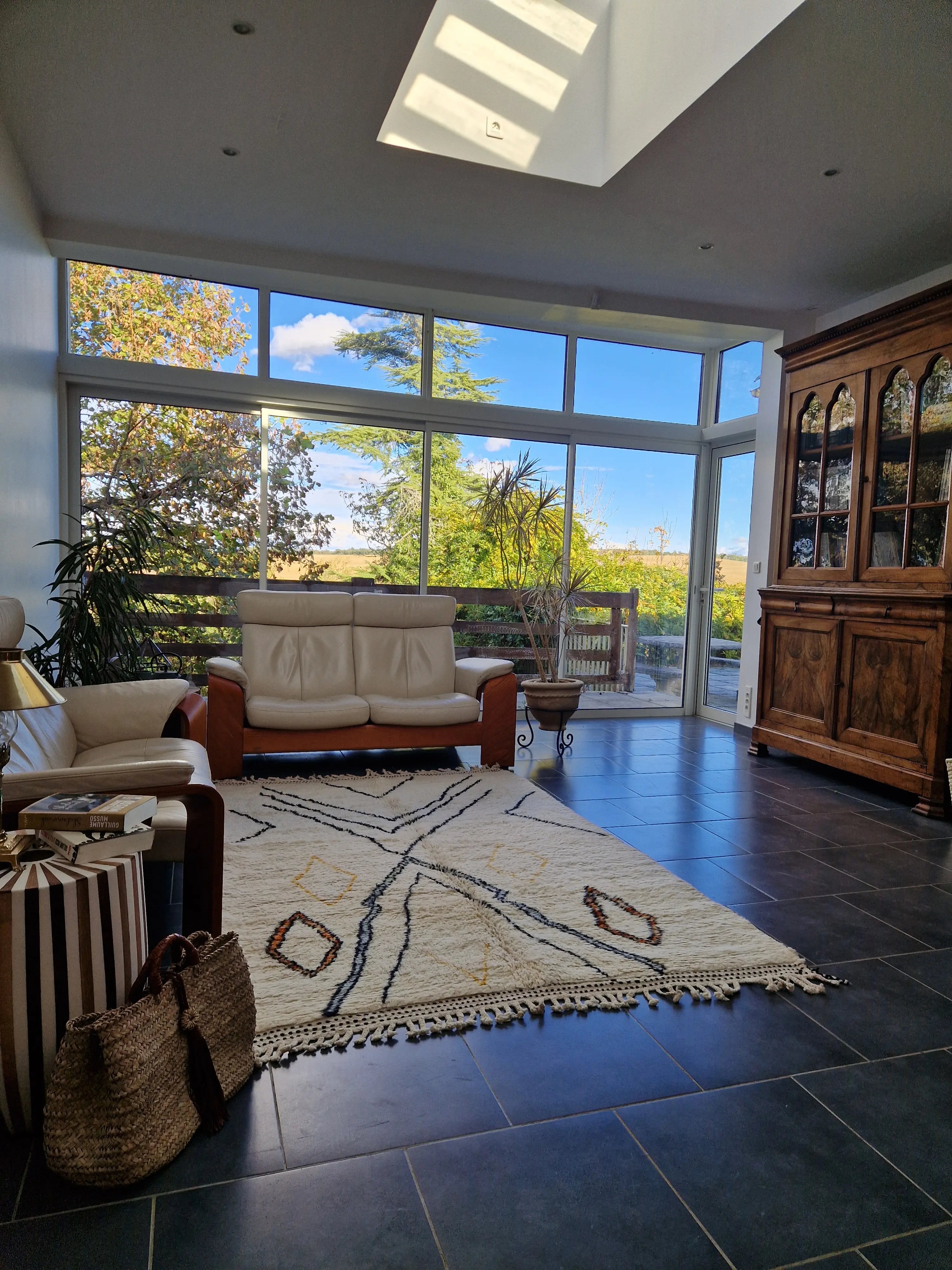 Tapis berbère beni ouarain en laine naturelle, tissé à la main au Maroc. Motifs colorés, douceur épaisse et charme artisanal. Pièce unique et chaleureuse.