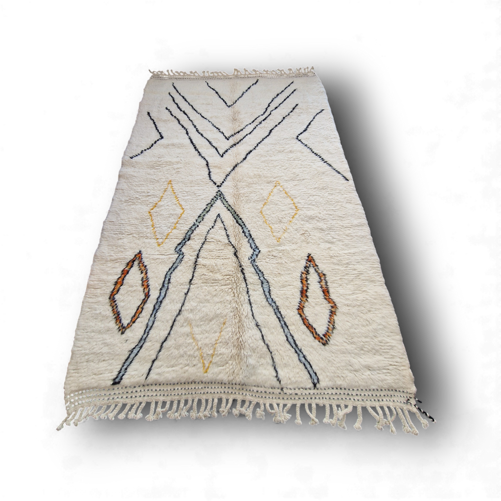 Tapis berbère beni ouarain en laine naturelle, tissé à la main au Maroc. Motifs colorés, douceur épaisse et charme artisanal. Pièce unique et chaleureuse.