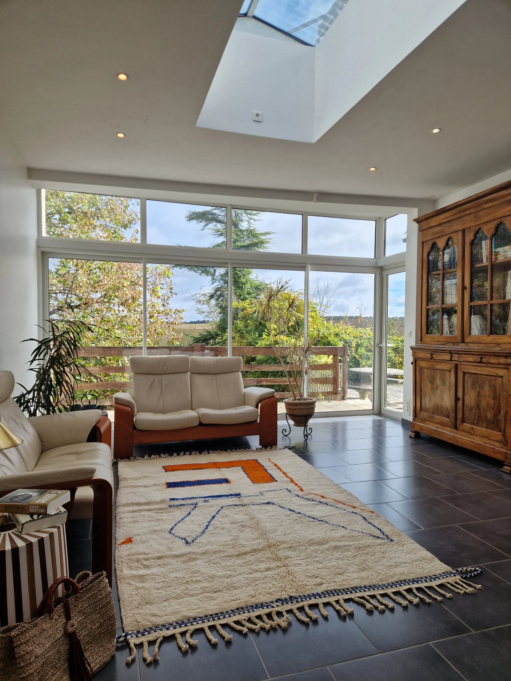 tapis beni ouarain coloré, au design modern, fait main dans la plus pur tradition marocaine, 100% laine de mouton