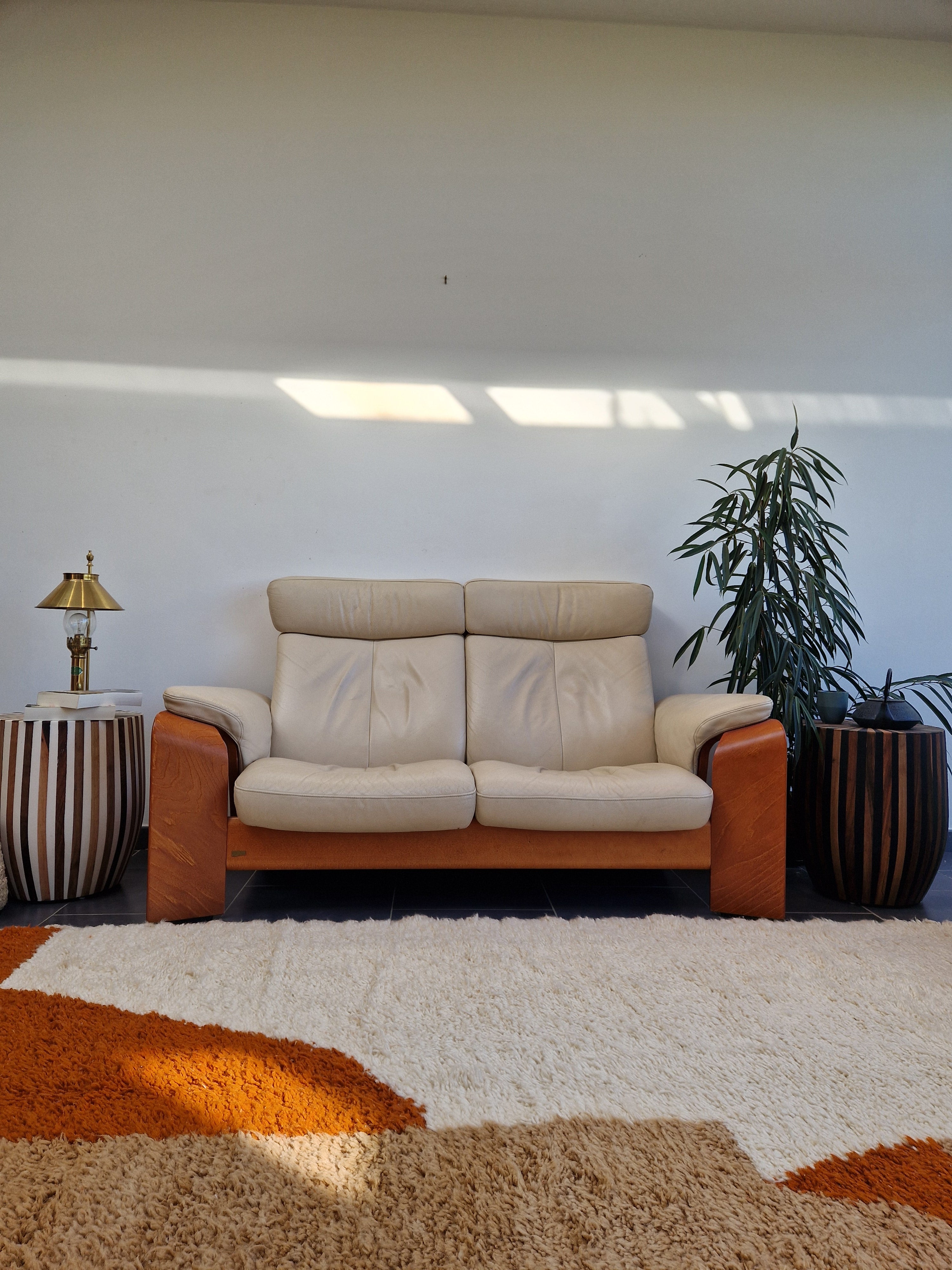 Joli tapis berbère tissé à la main en laine à Taznakht au Maroc, aux motifs colorés géométriques, modernes et contemporains , pour une décoration actuelle pleine de charme