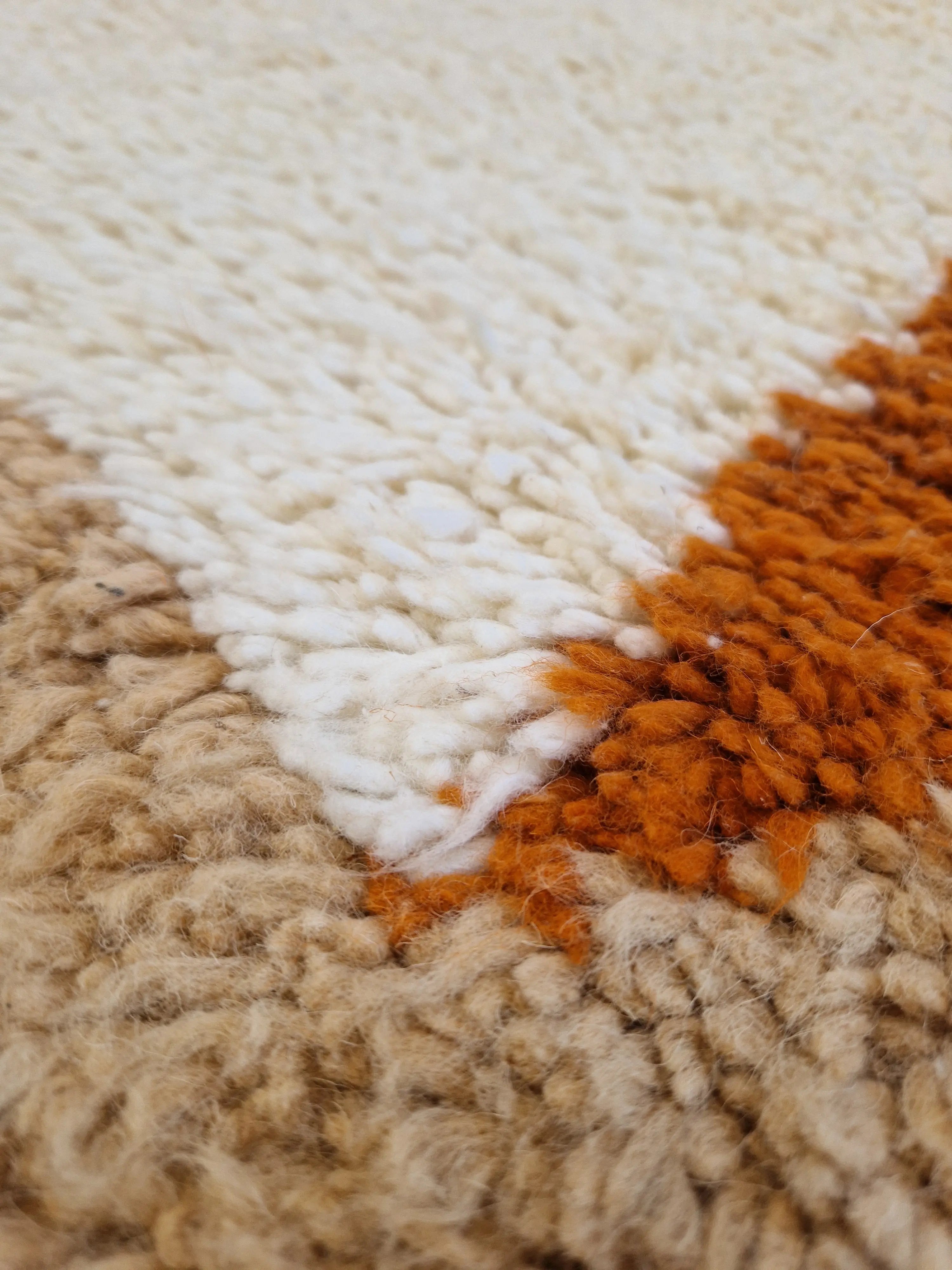 Joli tapis berbère tissé à la main en laine à Taznakht au Maroc, aux motifs colorés géométriques, modernes et contemporains , pour une décoration actuelle pleine de charme