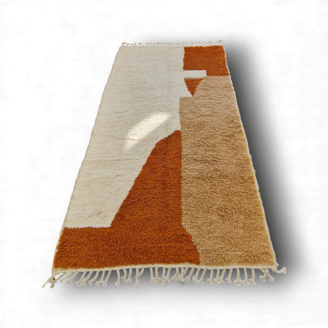 Joli tapis berbère tissé à la main en laine à Taznakht au Maroc, aux motifs colorés géométriques, modernes et contemporains , pour une décoration actuelle pleine de charme