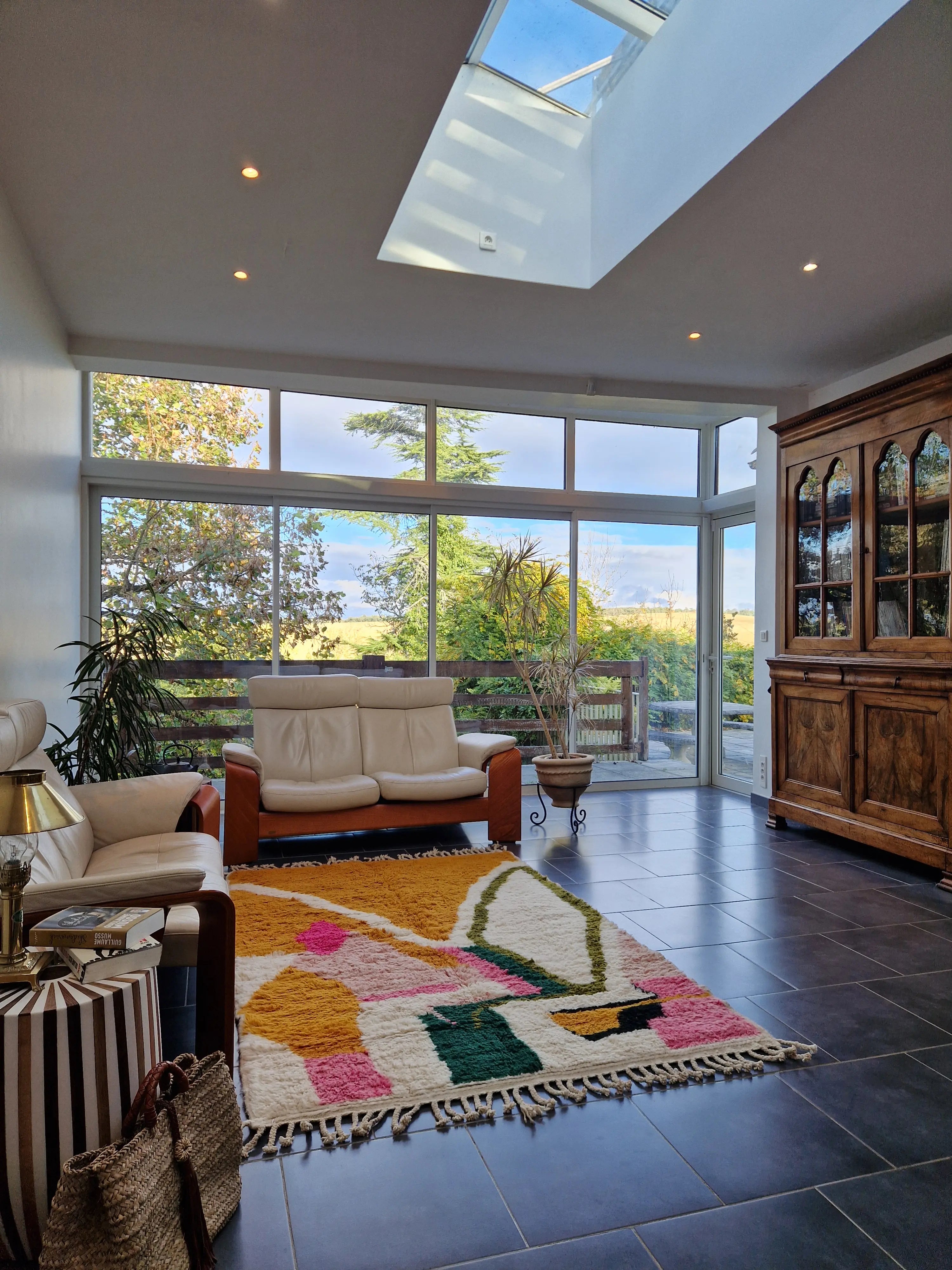 Tapis Berbère traditionnel tissé à la main 100% laine aux motifs coloré modern, idéal pour une décoration coconing et chaleureuse