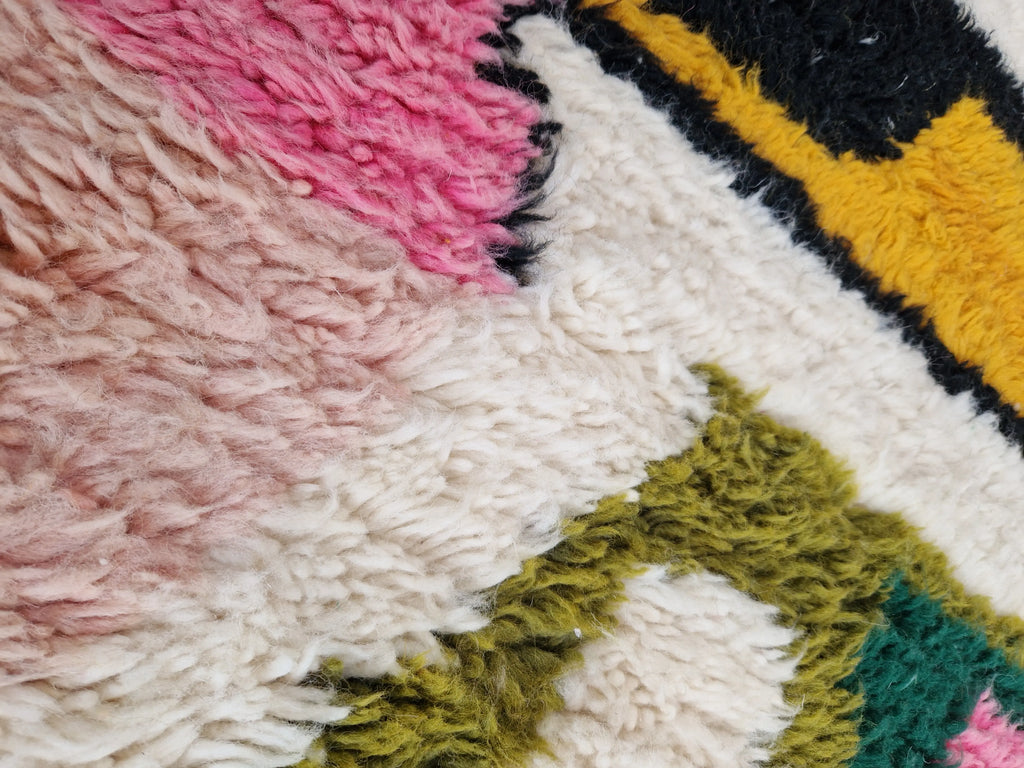 Tapis Berbère traditionnel tissé à la main 100% laine aux motifs coloré modern, idéal pour une décoration coconing et chaleureuse