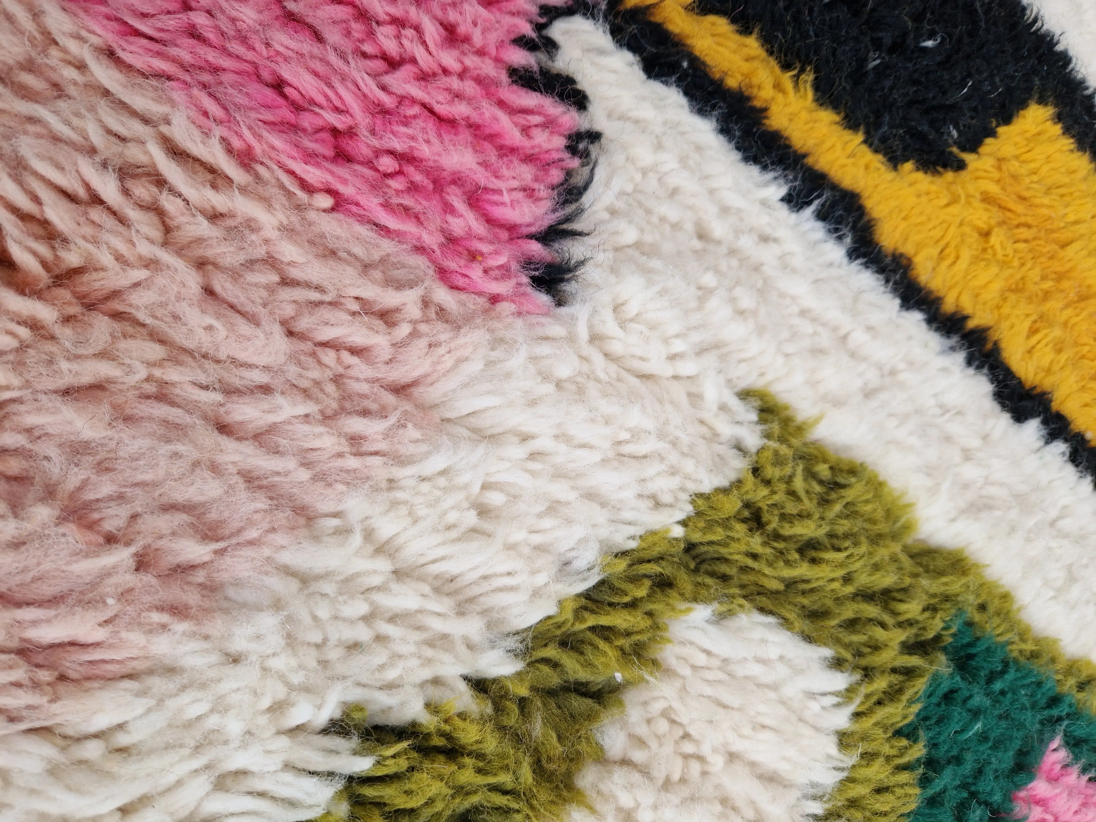 Tapis Berbère traditionnel tissé à la main 100% laine aux motifs coloré modern, idéal pour une décoration coconing et chaleureuse