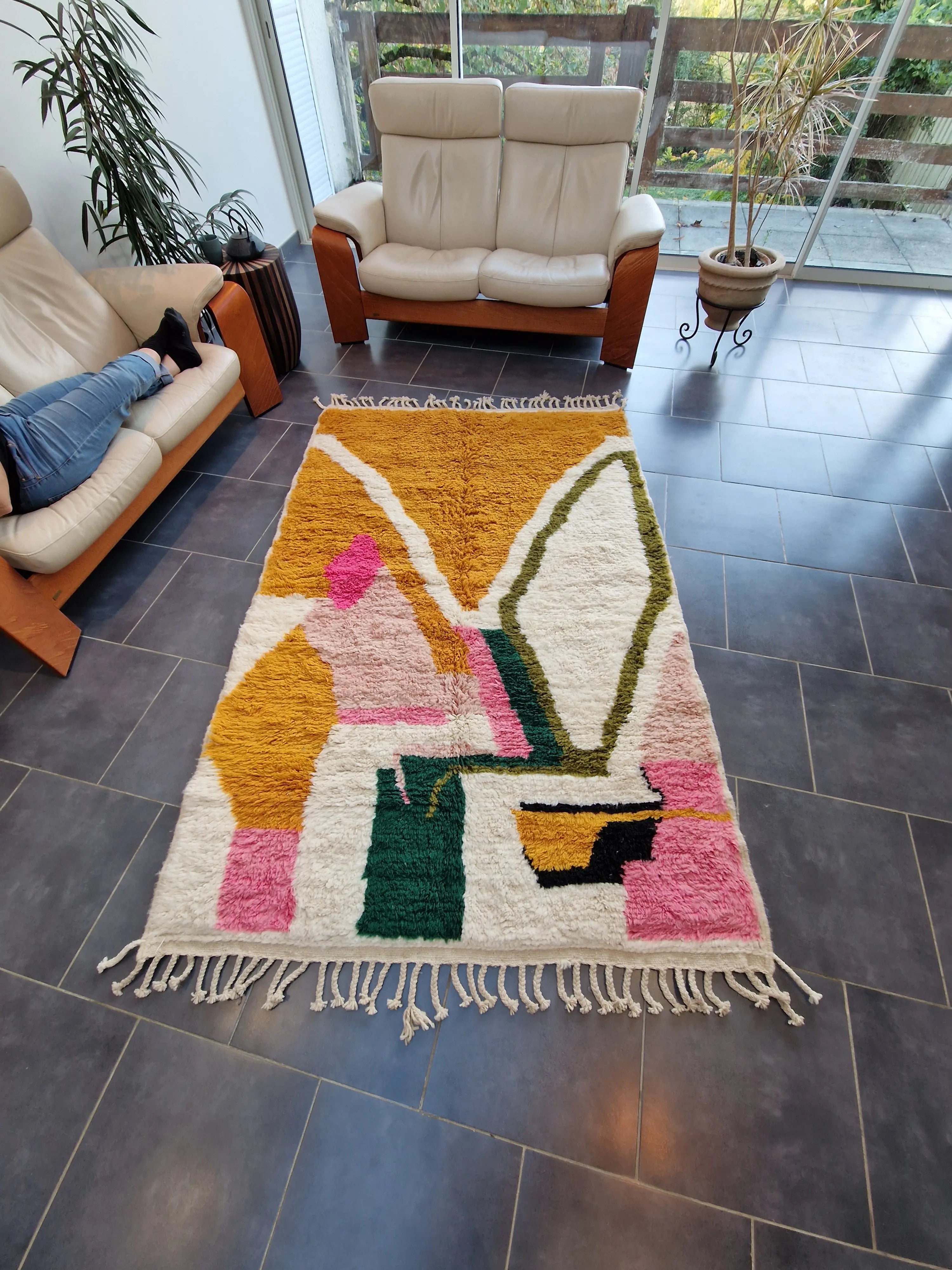 Tapis Berbère traditionnel tissé à la main 100% laine aux motifs coloré modern, idéal pour une décoration coconing et chaleureuse