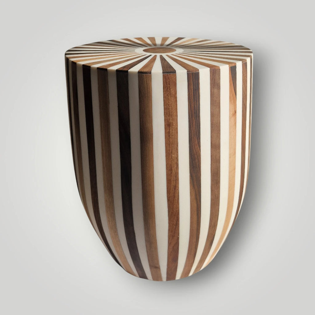 table basse bout de canapé en bois de cèdre et résine blanche, pour design modern et chaleureux dans votre salon, artisanat marocain