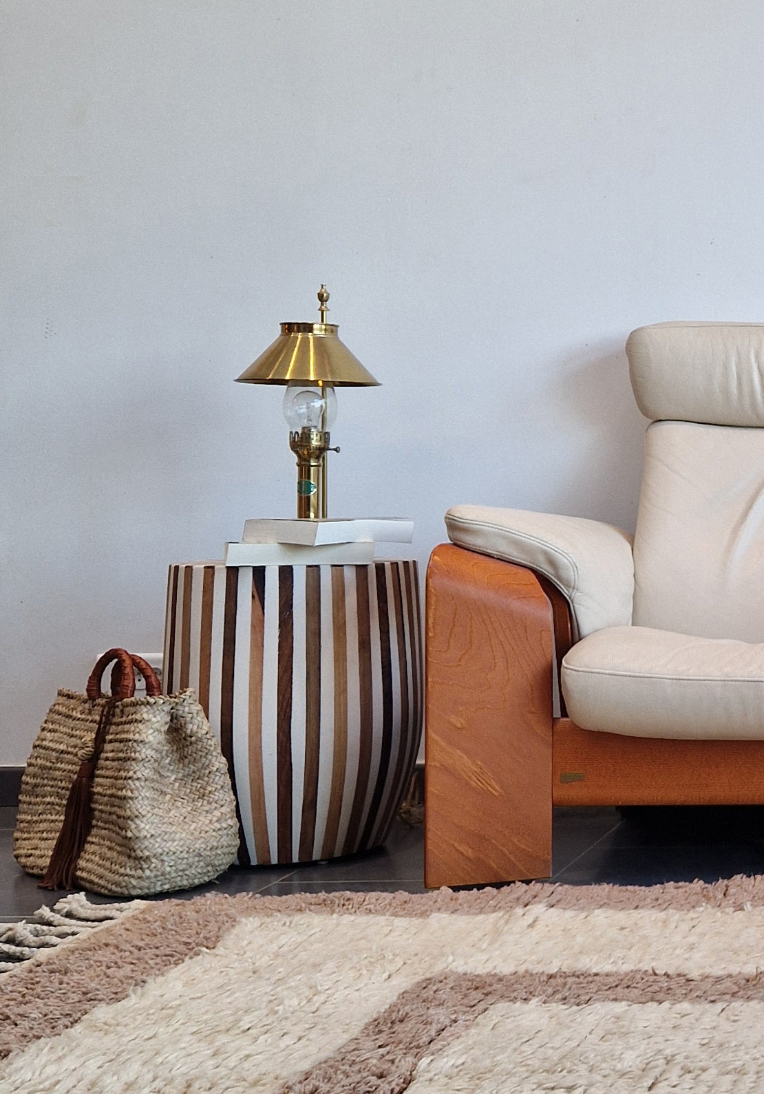 table basse bout de canapé en bois de cèdre et résine blanche, pour design modern et chaleureux dans votre salon, artisanat marocain