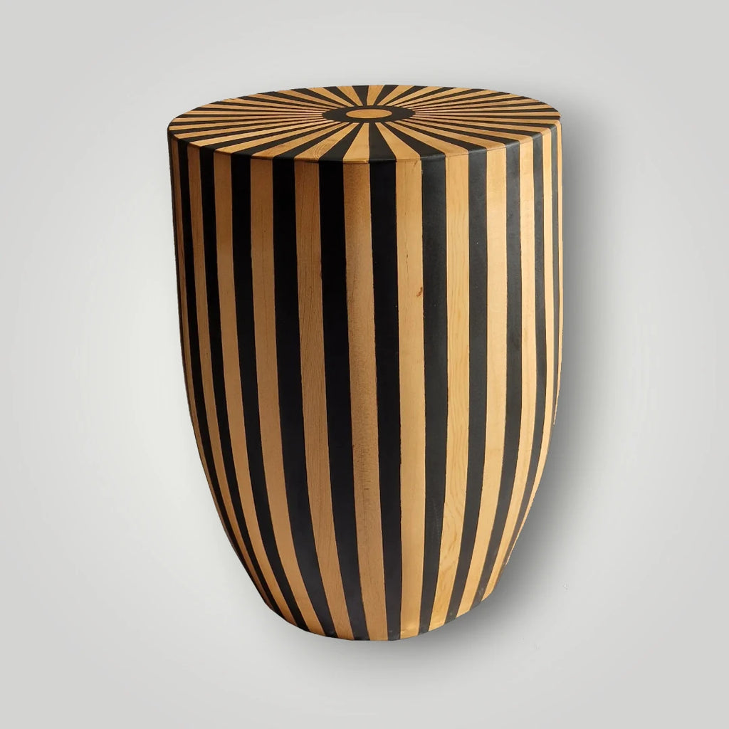 table basse bout de canapé en cèdre et résine noire, pour design modern et chaleureux dans votre salon, artisanat marocain