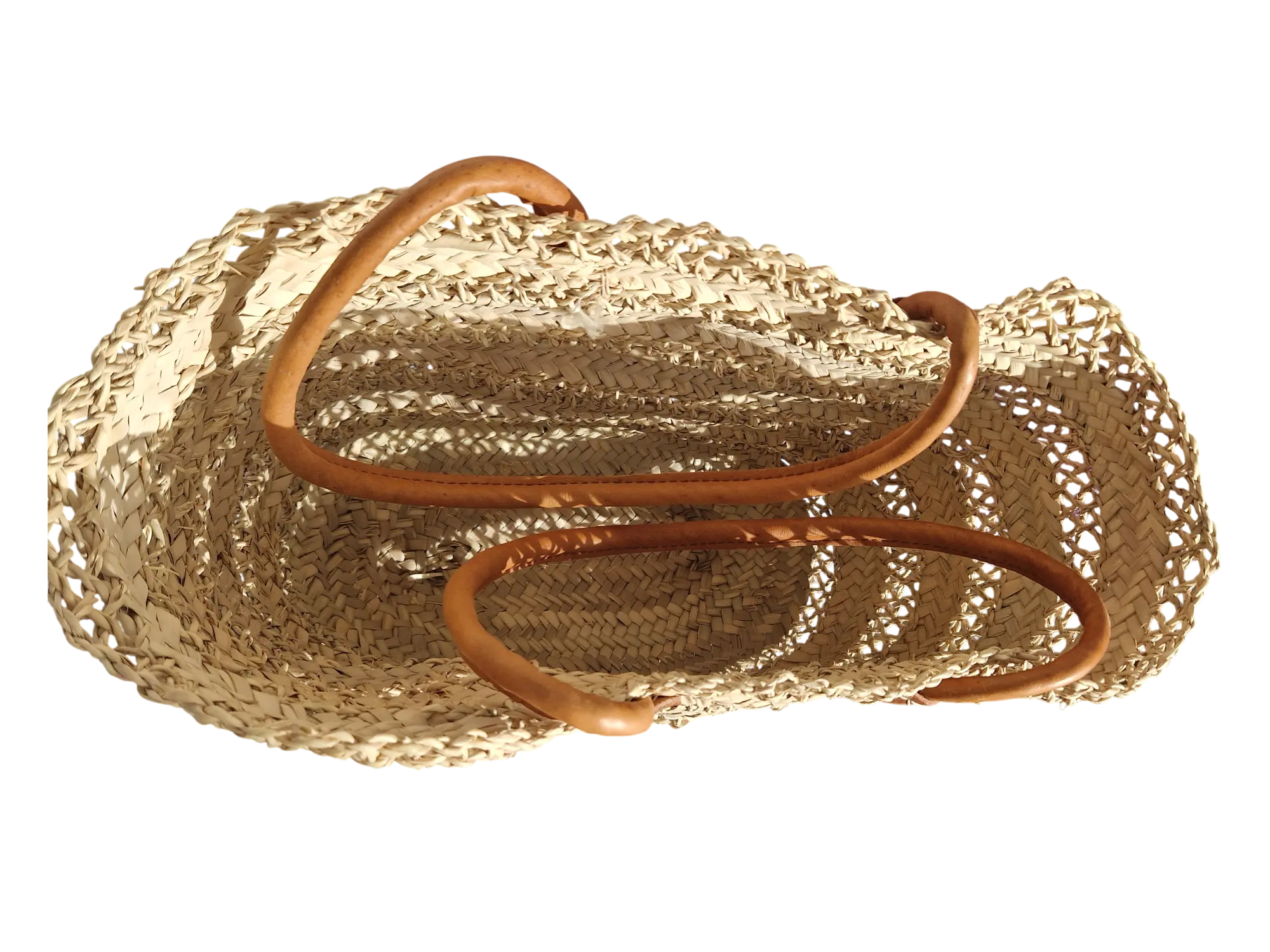 Panier en feuille de palmier artisanal marocain, design ajouré avec anses cuir. Idéal comme cabas de marché, sac de plage ou panier bohème chic.