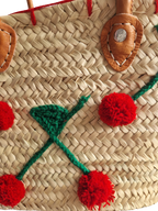 Artisanat marocain, cabas panier tressé en feuille de palmier avec des broderies de cerises
