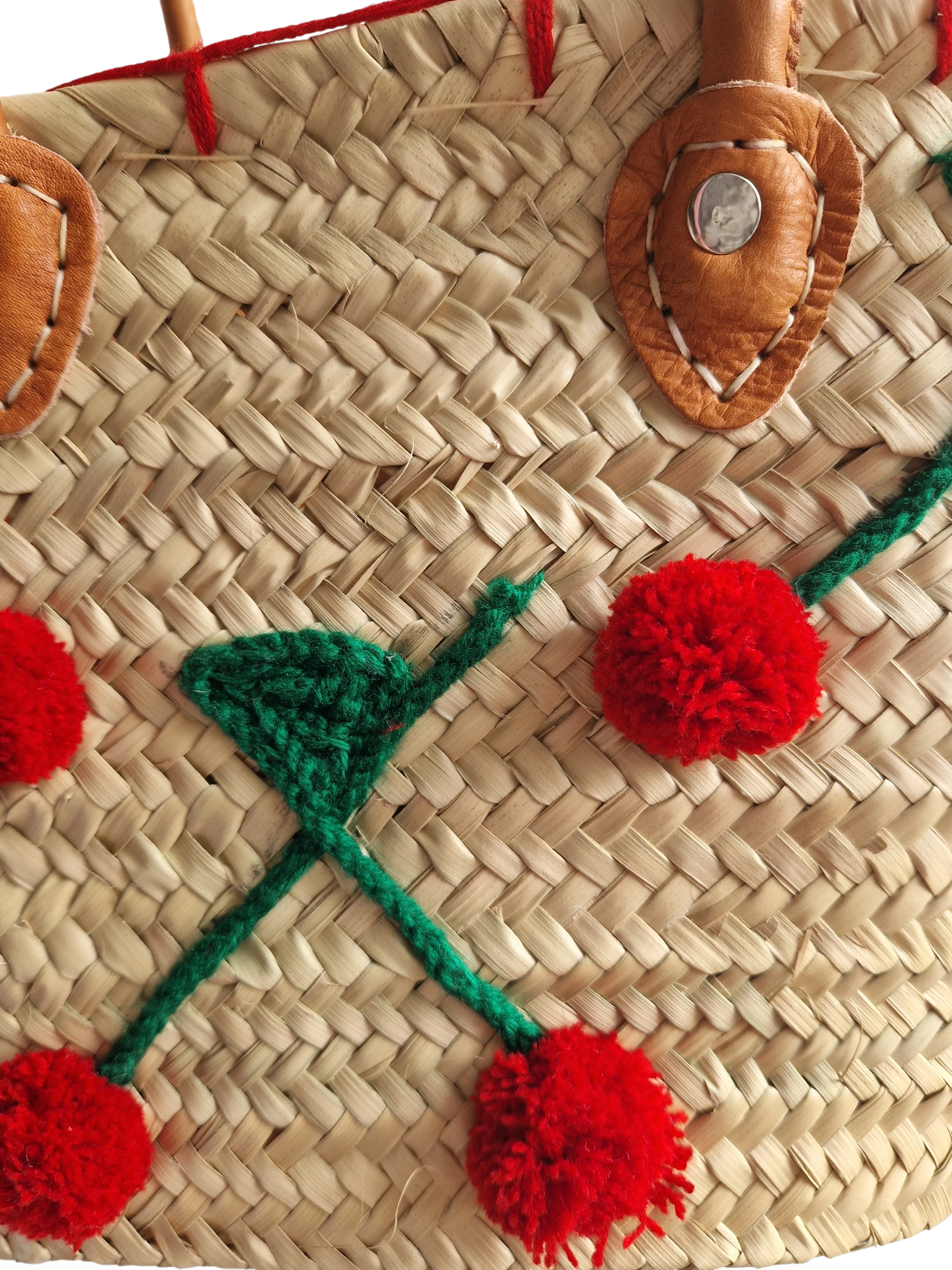 Artisanat marocain, cabas panier tressé en feuille de palmier avec des broderies de cerises