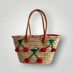 Artisanat marocain, cabas panier tressé en feuille de palmier avec des broderies de cerises
