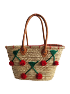 Artisanat marocain, cabas panier tressé en feuille de palmier avec des broderies de cerises