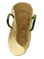 Artisanat marocain, cabas panier tressé en feuille de palmier avec des broderies de fougères, fait main