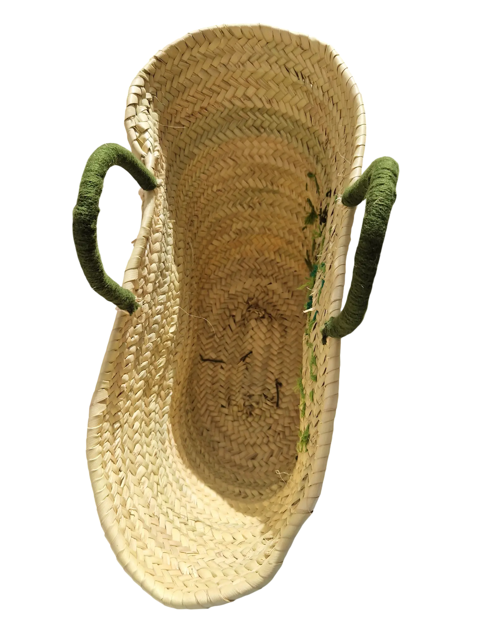 Artisanat marocain, cabas panier tressé en feuille de palmier avec des broderies de fougères, fait main