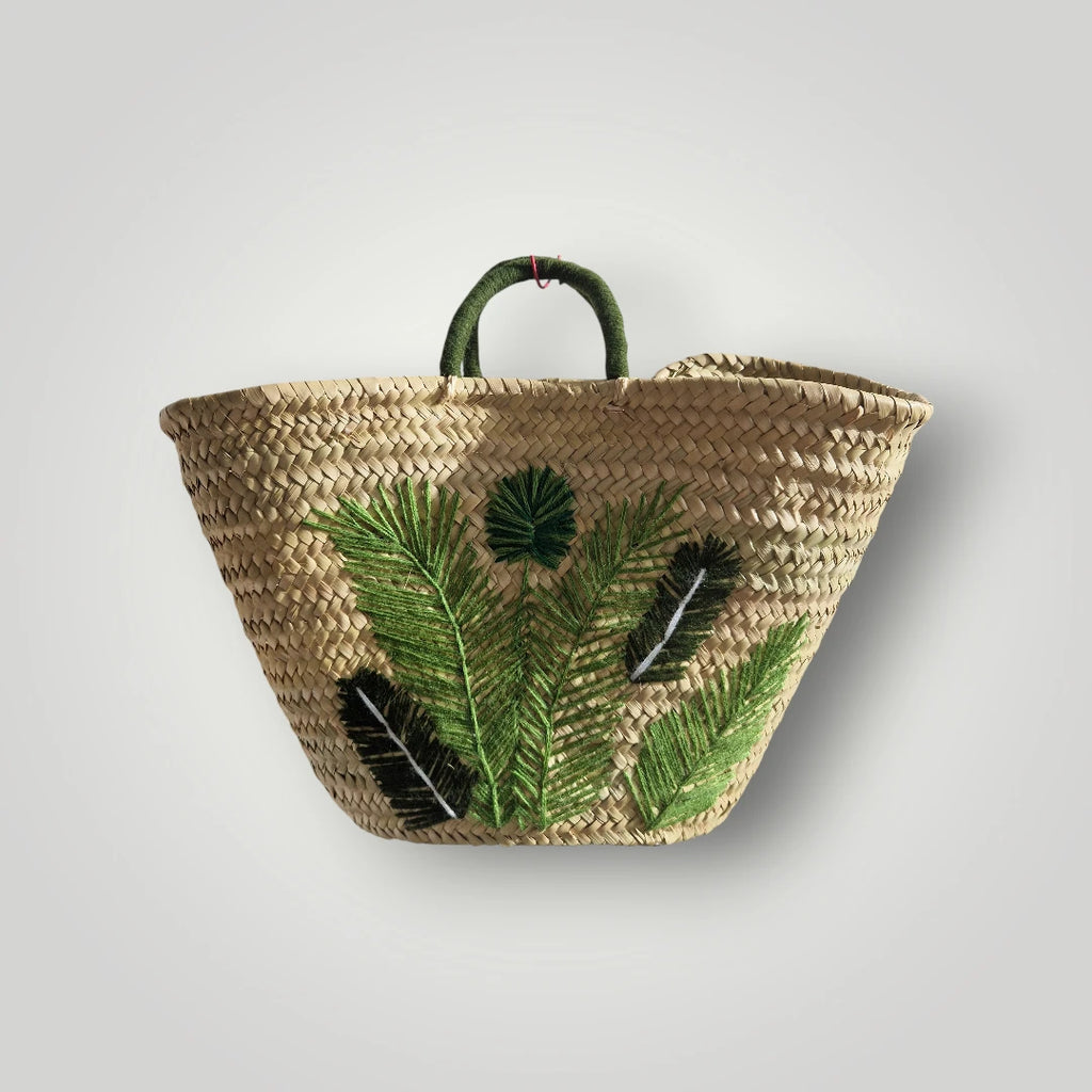 Artisanat marocain, cabas panier tressé en feuille de palmier avec des broderies de fougères, fait main