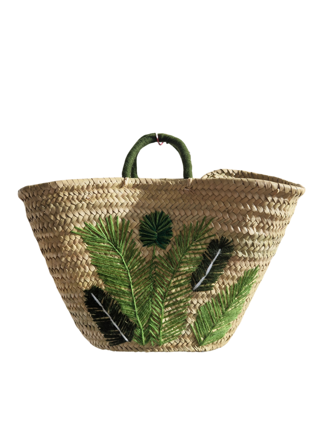 Artisanat marocain, cabas panier tressé en feuille de palmier avec des broderies de fougères, fait main