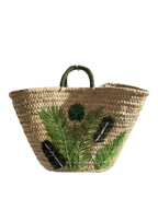 Artisanat marocain, cabas panier tressé en feuille de palmier avec des broderies de fougères, fait main