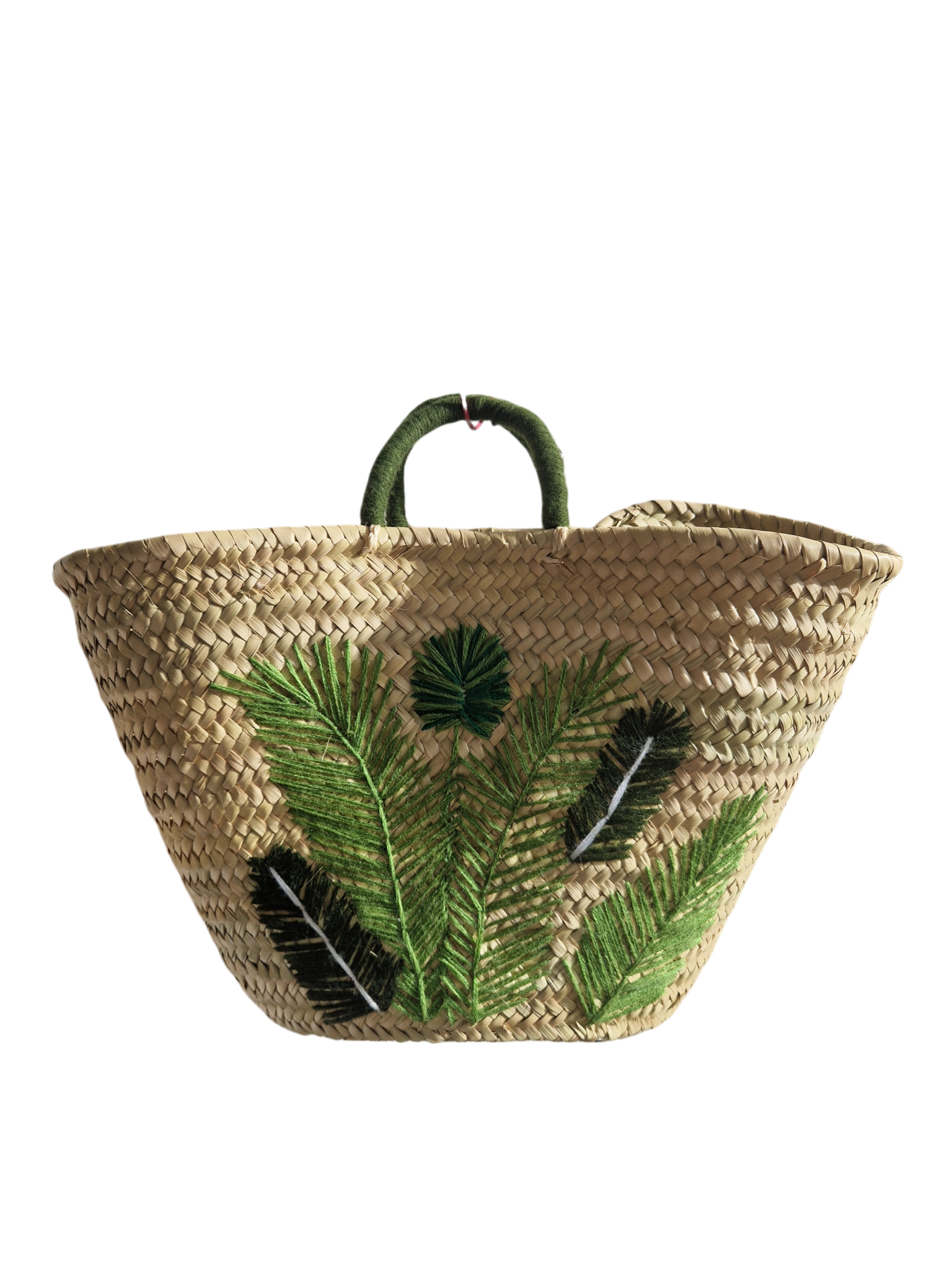 Artisanat marocain, cabas panier tressé en feuille de palmier avec des broderies de fougères, fait main
