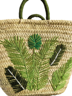 Artisanat marocain, cabas panier tressé en feuille de palmier avec des broderies de fougères, fait main