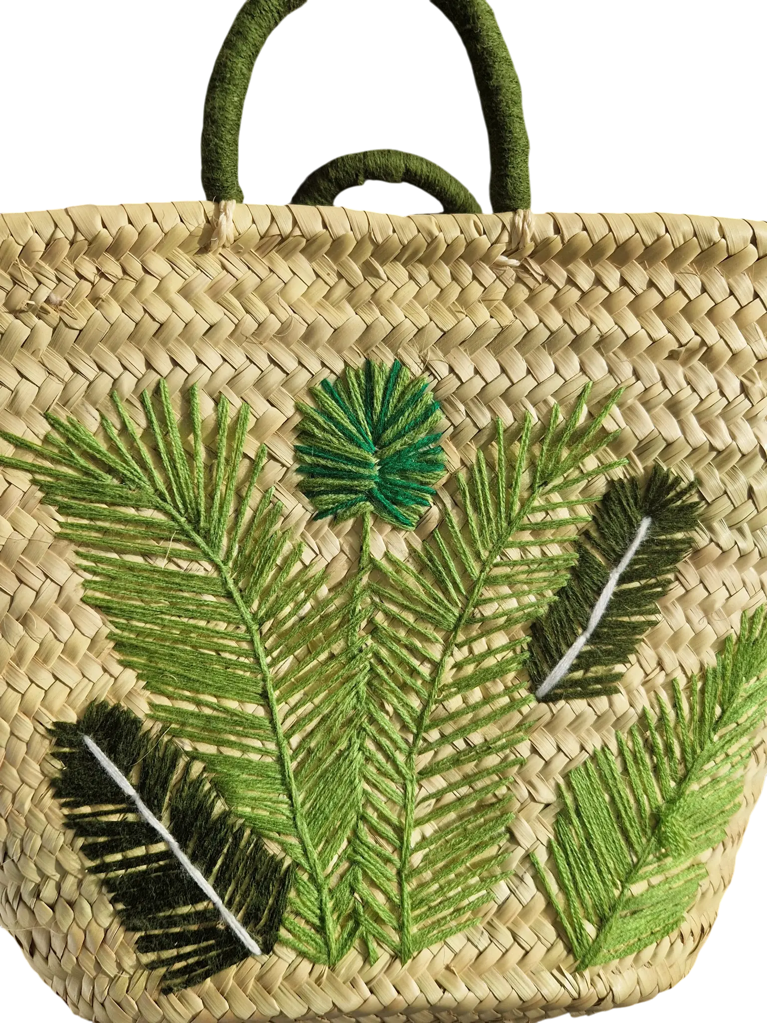 Artisanat marocain, cabas panier tressé en feuille de palmier avec des broderies de fougères, fait main