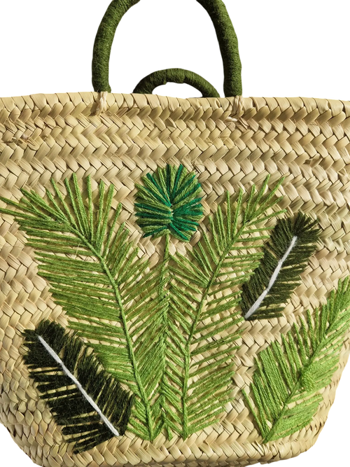 Artisanat marocain, cabas panier tressé en feuille de palmier avec des broderies de fougères, fait main