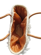 Panier tressé en feuilles de palmier, avec des poignée en cuir, et des franges en fil. Peut être utilisé en sac à main, en panier pour les courses, pour aller à la plage...