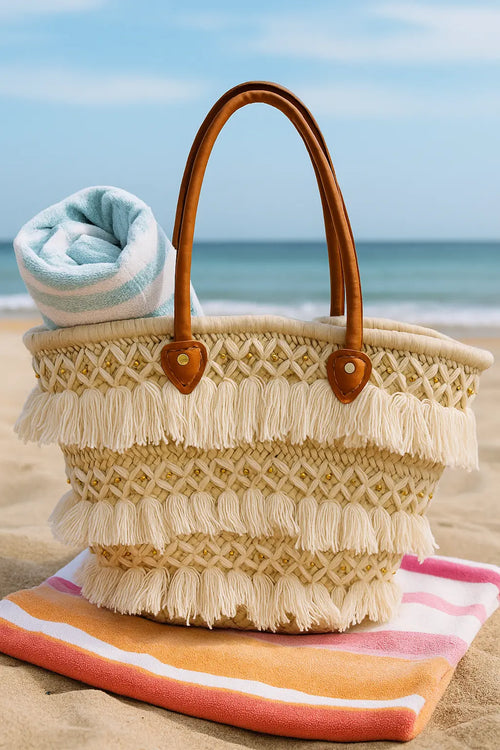 Panier tressé en feuilles de palmier, avec des poignée en cuir, et des franges en fil. Peut être utilisé en sac à main, en panier pour les courses, pour aller à la plage...