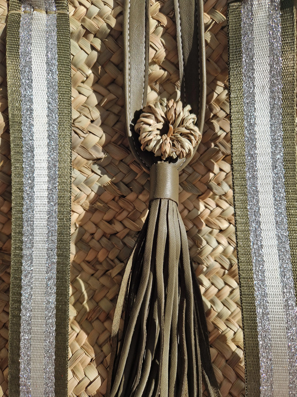 Sac Cabas en Feuille de Palmier – Sangles Rayées Kaki, Argent et Blanc, l'élégance fait main, artisanat marocain
