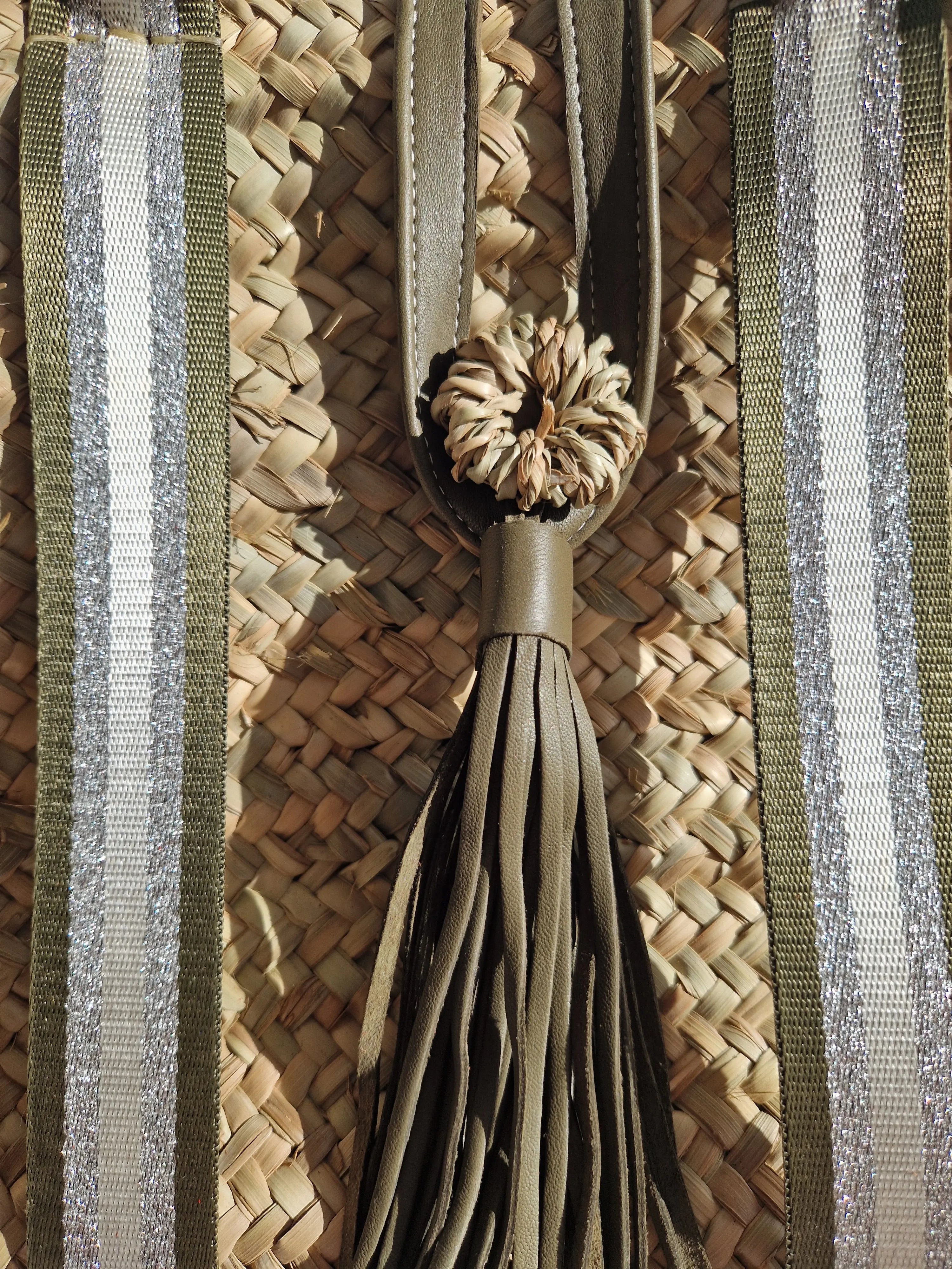 Sac Cabas en Feuille de Palmier – Sangles Rayées Kaki, Argent et Blanc, l'élégance fait main, artisanat marocain
