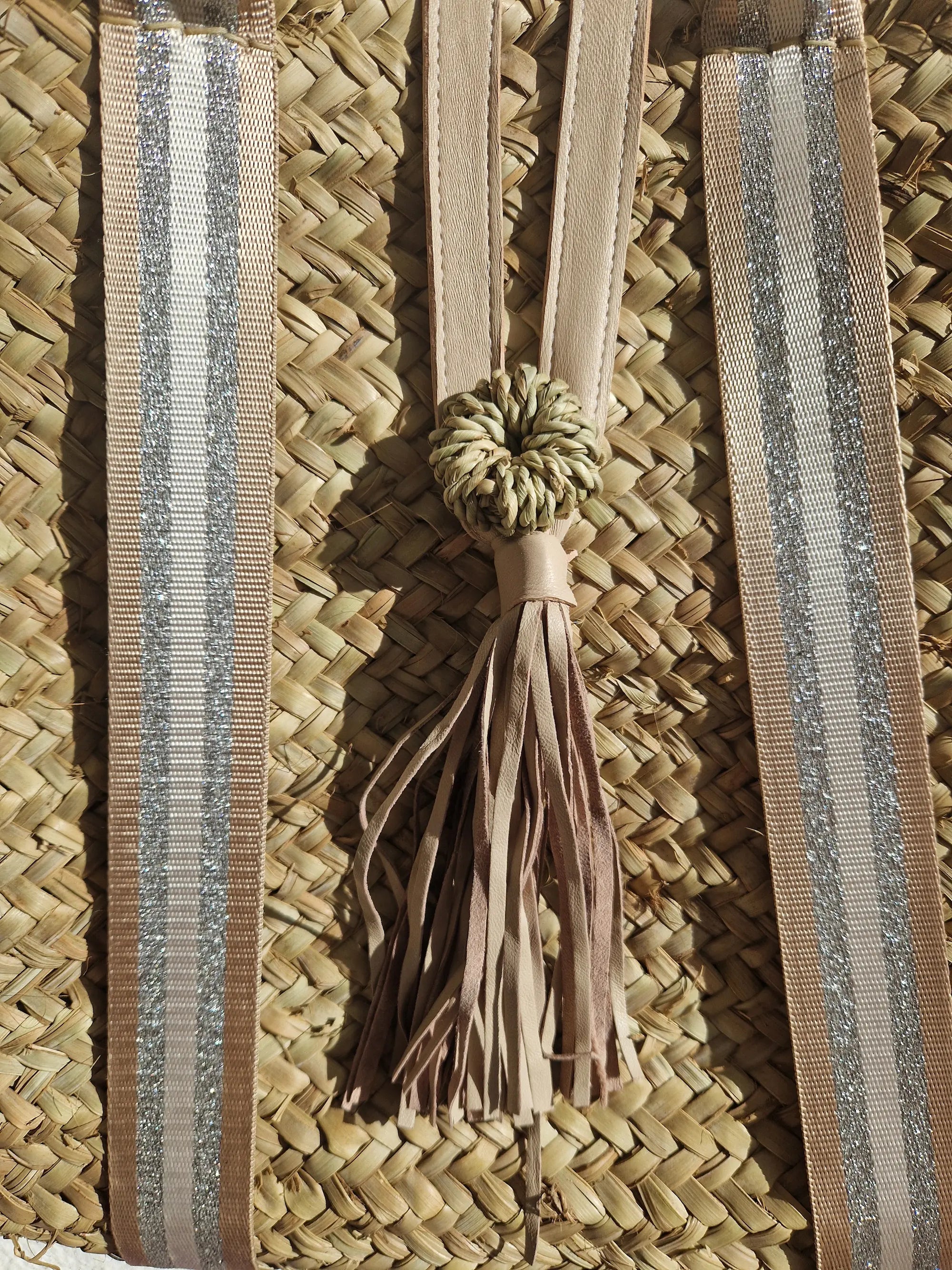 Sac Cabas en Palmier – Sangles beige argent et Blanc & Pompon Cuir, tressé à la main, pour un style chic bohème, artisanat marocain