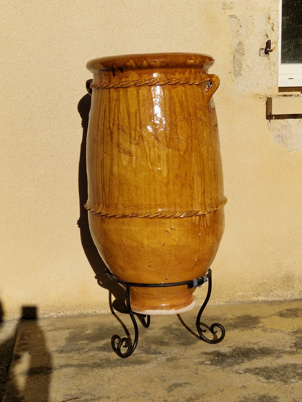 Pot en terre émaillée miel de Tamegroute fait main au Maroc de 1 m de haut avec son pied en fer forgé anti-gel