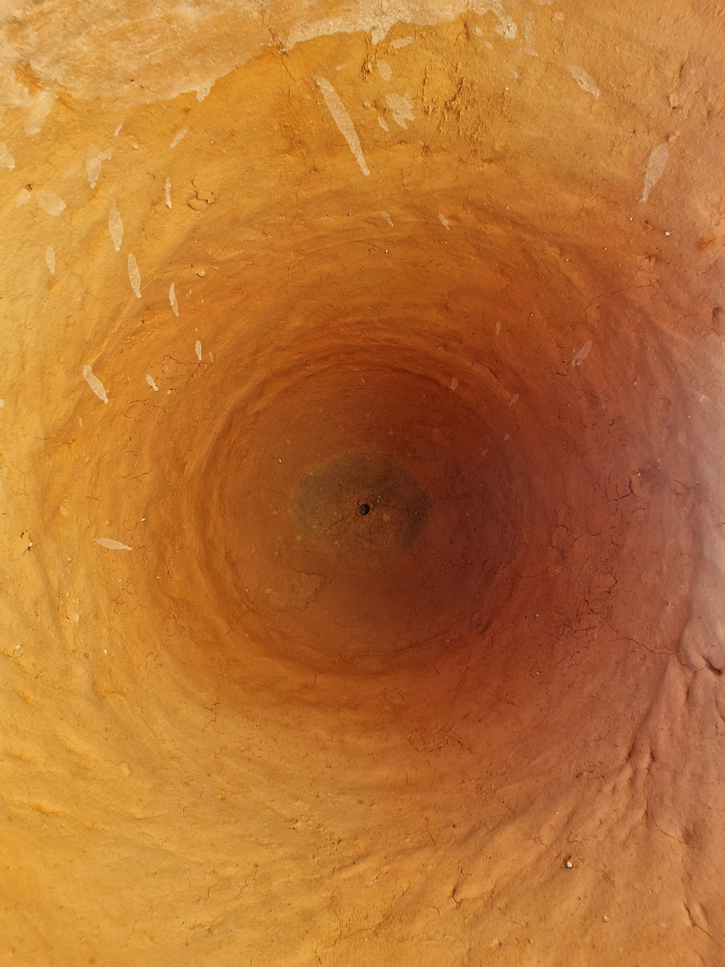 intérieur d'un Pot en terre cuite émaillée verts de Tamegroute fait main au Maroc de 1 m de haut