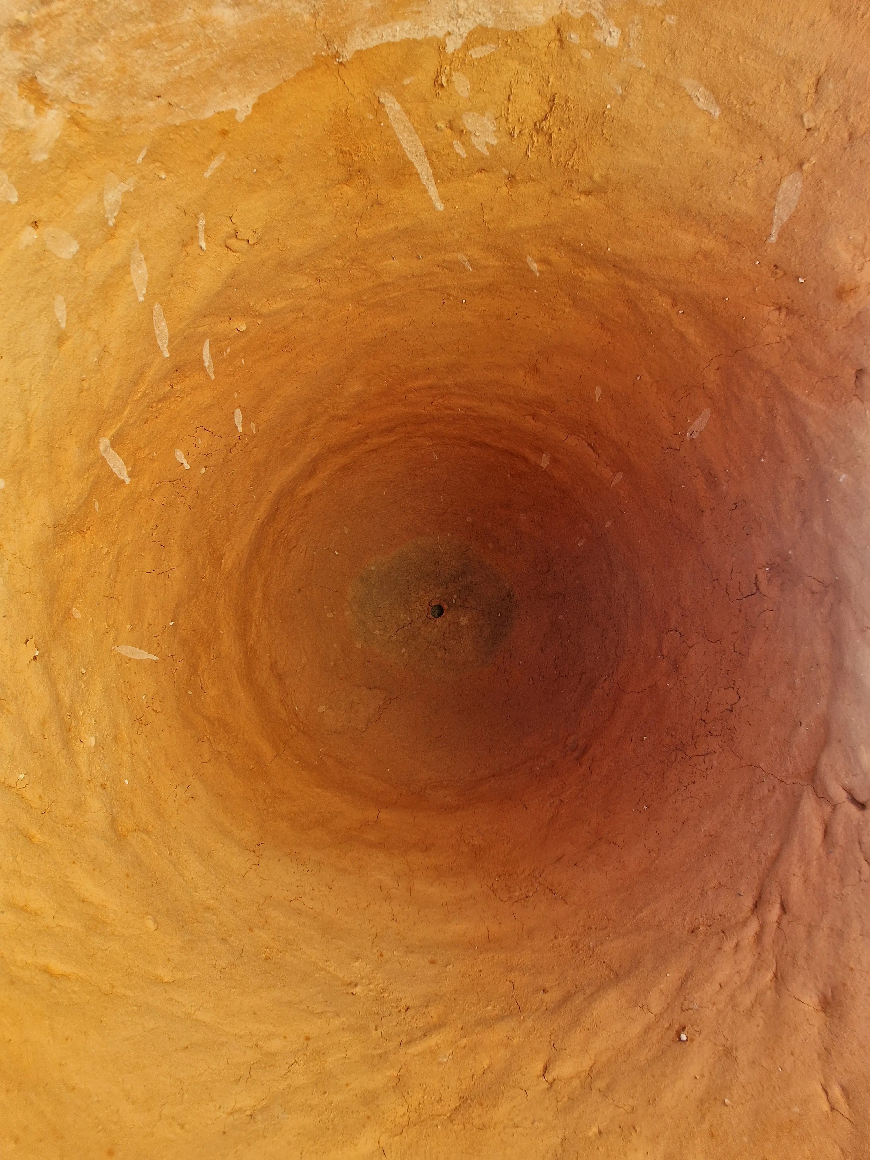 intérieur d'un Pot en terre cuite émaillée verts de Tamegroute fait main au Maroc de 1 m de haut