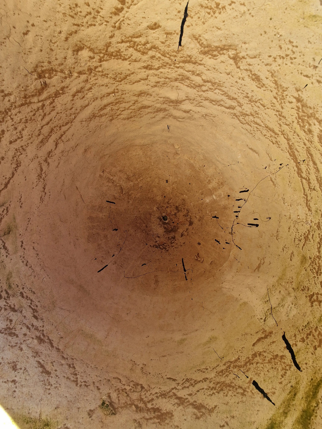 intérieur d'un Pot en terre cuite émaillée verts de Tamegroute fait main au Maroc de 1 m de haut