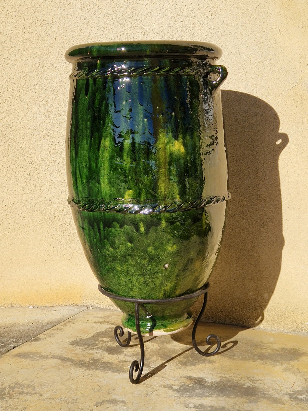 Pot en terre émaillée vert de Tamegroute fait main au Maroc de 1 m de haut avec son pied en fer forgé anti-gel