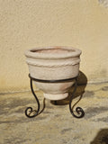 Authentique Pot en terre cuite de Zagora au Maroc fait main en 30 cm de haut avec son pied en fer forgé antigel
