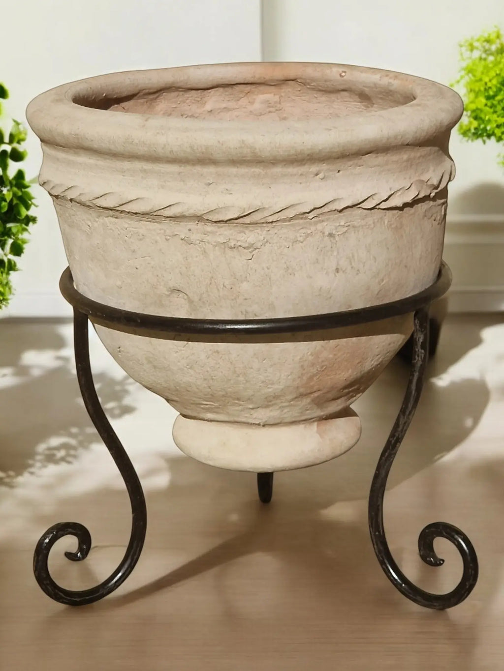 Authentique Pot en terre cuite de Zagora au Maroc fait main en 30 cm de haut avec son pied en fer forgé antigel