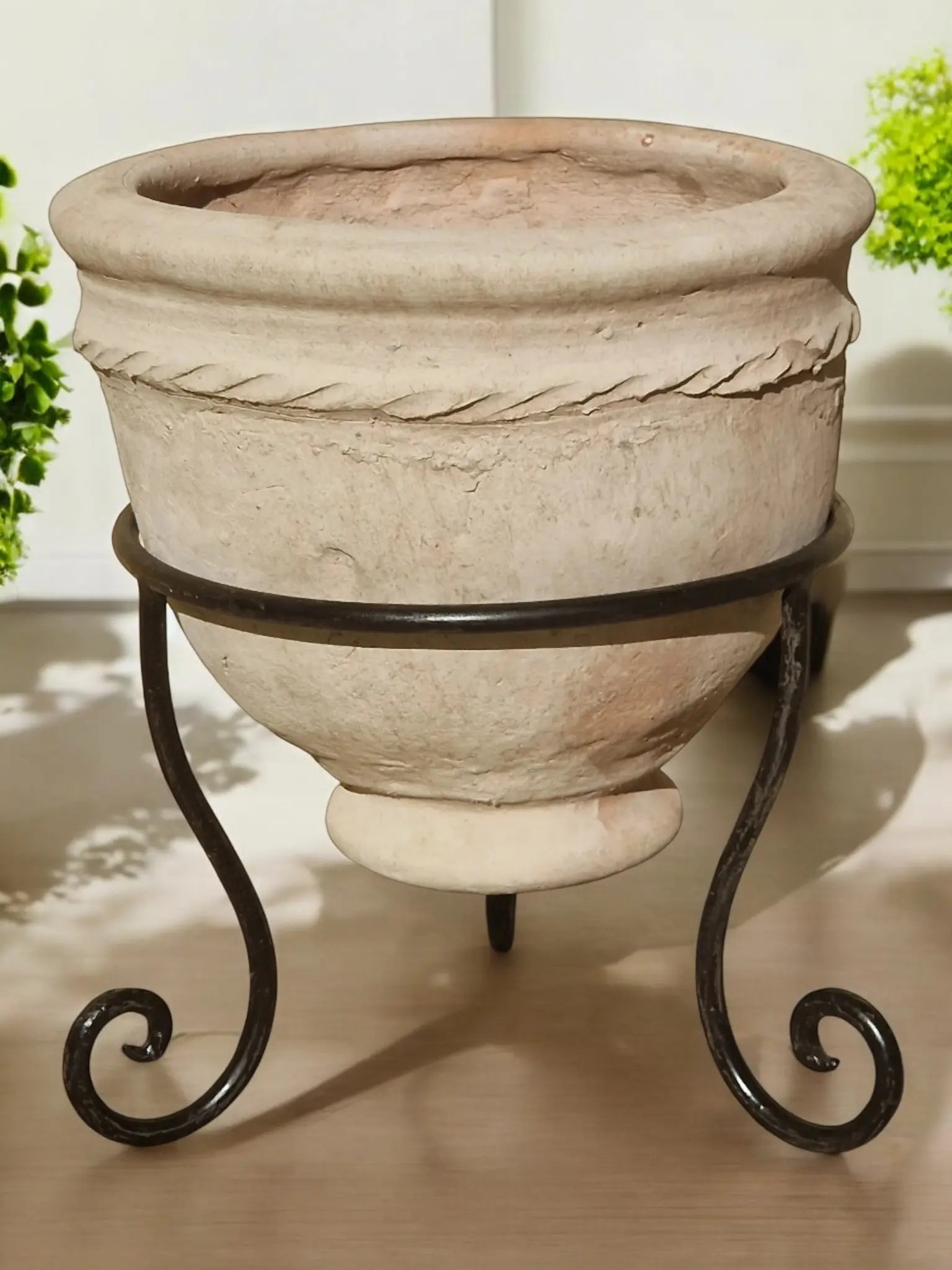 Authentique Pot en terre cuite de Zagora au Maroc fait main en 30 cm de haut avec son pied en fer forgé antigel