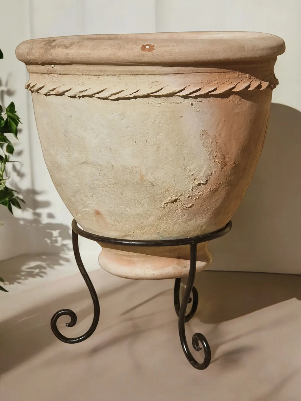 Authentique Pot en terre cuite de Zagora au Maroc fait main en 50 cm de haut avec son pied en fer forgé antigel