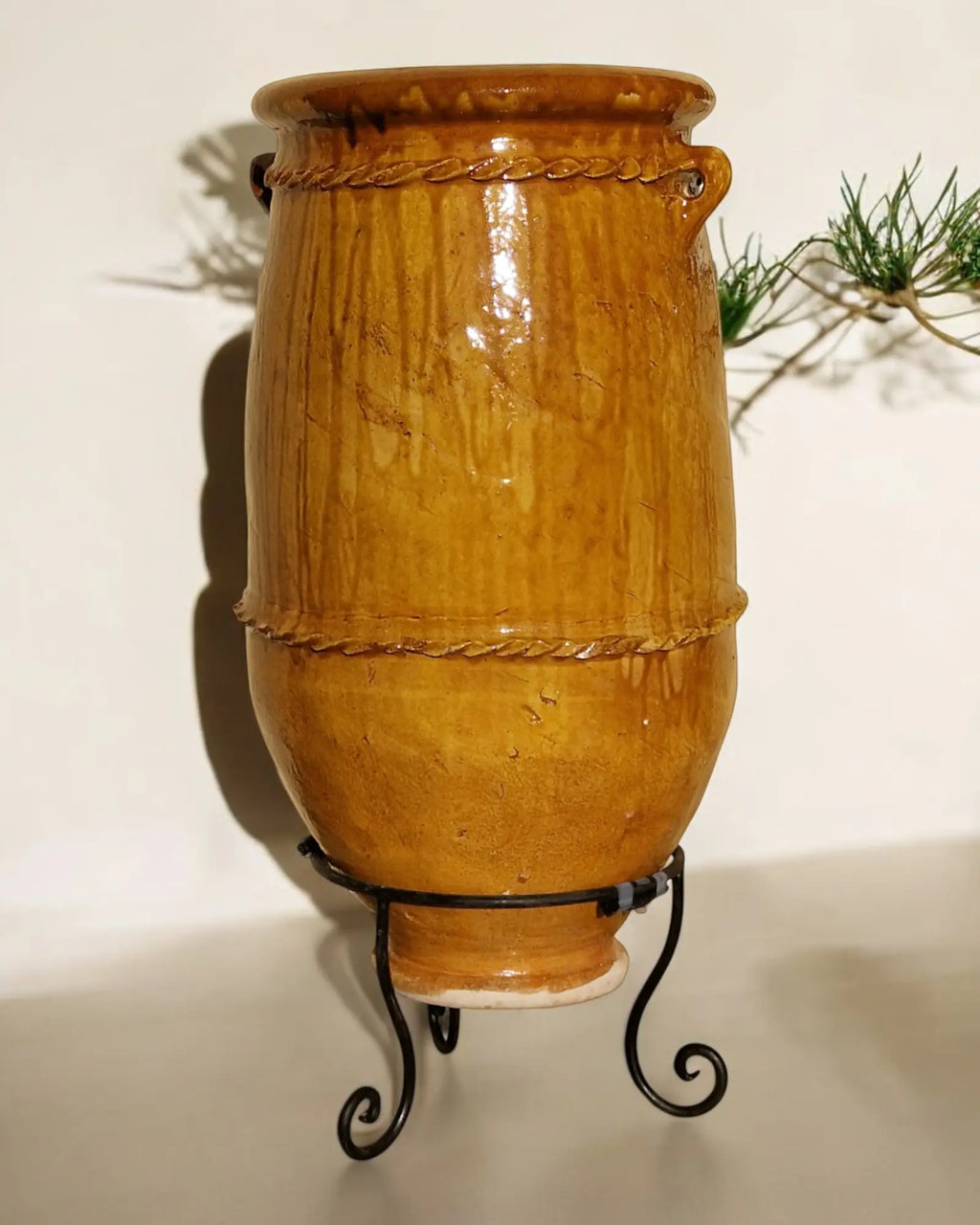 Pot en terre émaillée miel de Tamegroute fait main au Maroc de 1 m de haut avec son pied en fer forgé anti-gel