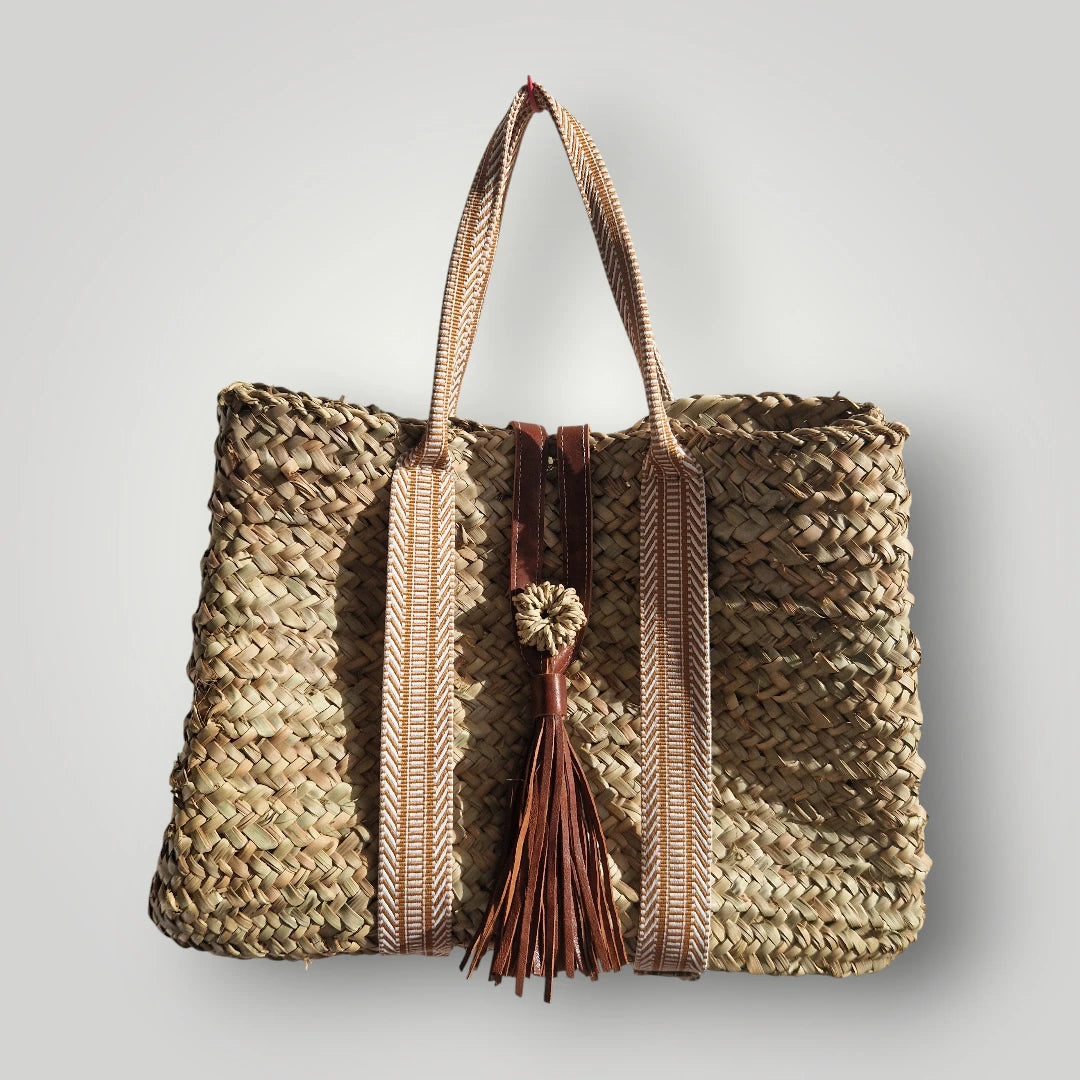 Sac Cabas Panier en feuille de Palmier – Sangle Tissu et Pompon Cuir, un panier marocain artisanale, élégant et fonctionnel, qui combine authenticité, confort et style bohème chic.