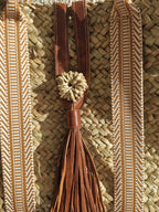 Sac Cabas Panier en feuille de Palmier – Sangle Tissu et Pompon Cuir, un panier marocain artisanale, élégant et fonctionnel, qui combine authenticité, confort et style bohème chic.