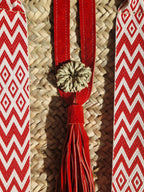 Sac Cabas Panier Artisanal avec Sangle Tissu et Fermeture Cuir - Rouge, tressé en feuille de palmier, à l'aspect brut pour un côté chic et bohème