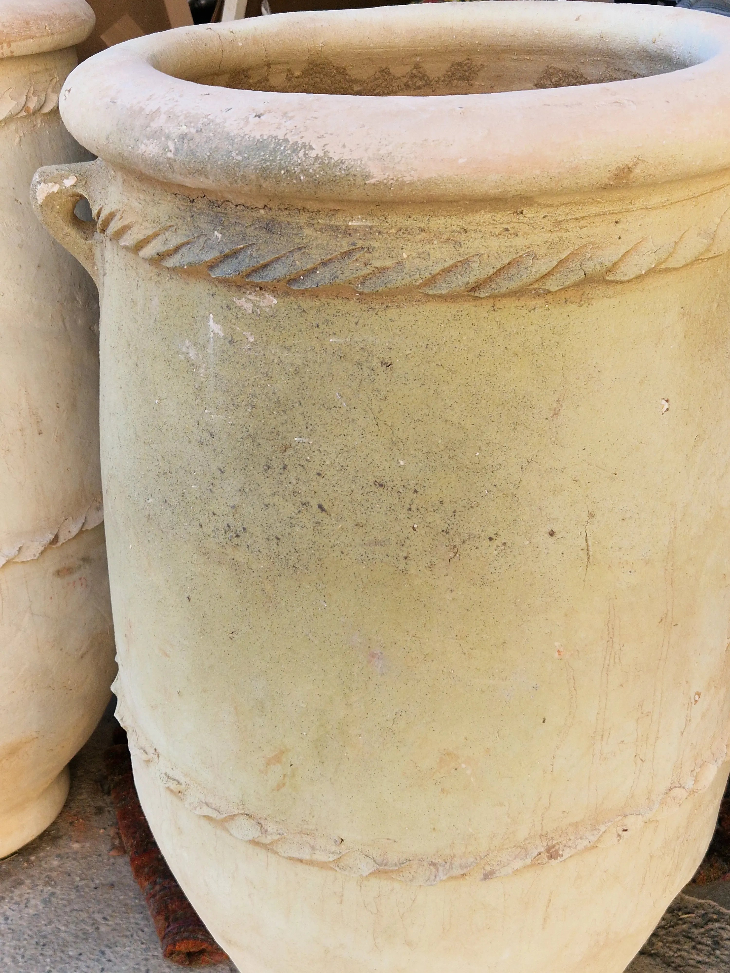 Authentique Pot en terre cuite de Zagora au Maroc fait main aux couleurs de la terre du beige rosé, blanc au vert